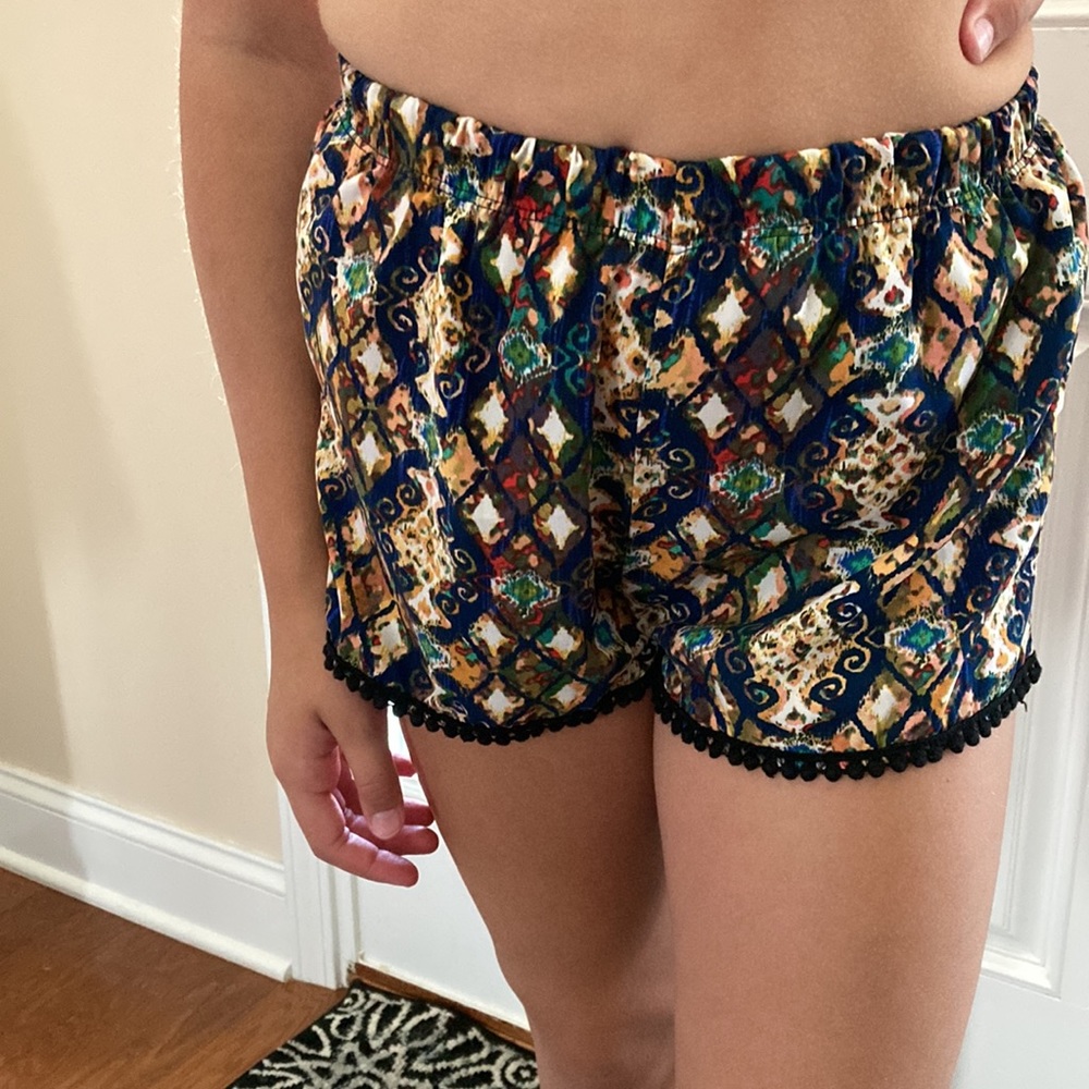 Light weight girls patterned shorts with embroidered tassel trim. Size small